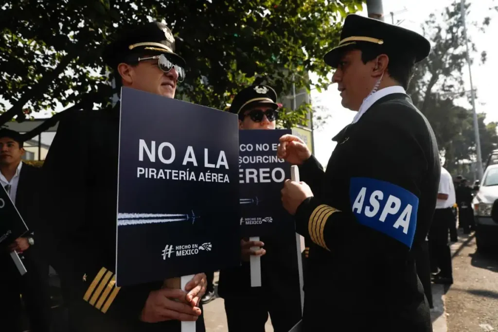Protestan contra contratación de pilotos extranjeros por parte de aerolíneas mexicanas pilotos protestan frente a sict contra contratacion de extranjeros af524edc 6f03 4476 b3fa b37a56864234 media