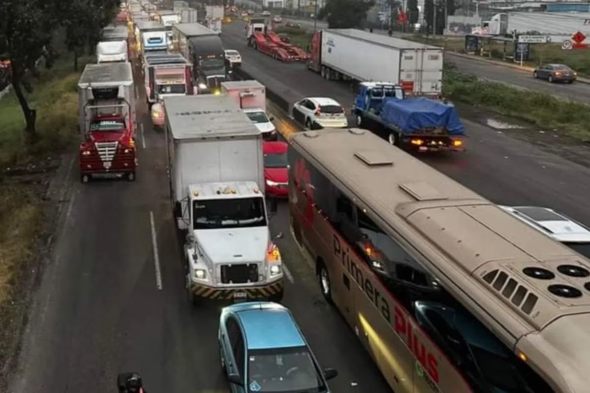 Reportan cierres y tráfico intenso en la autopista México–Querétaro general 1 punto