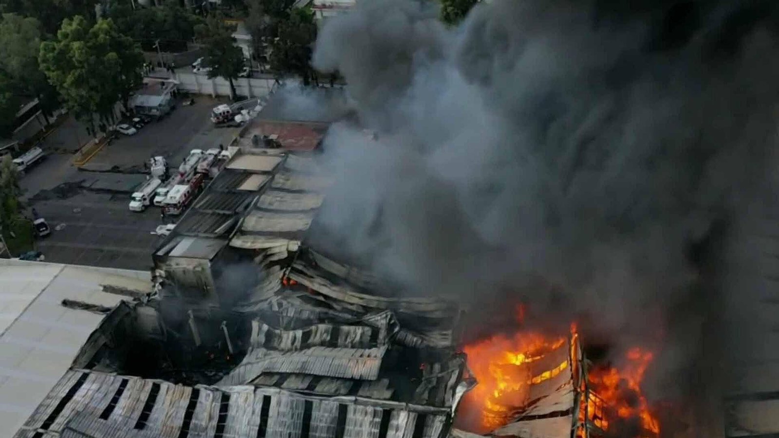 Imágenes desde el aire revelan la magnitud del incendio en fábrica de plásticos general punto