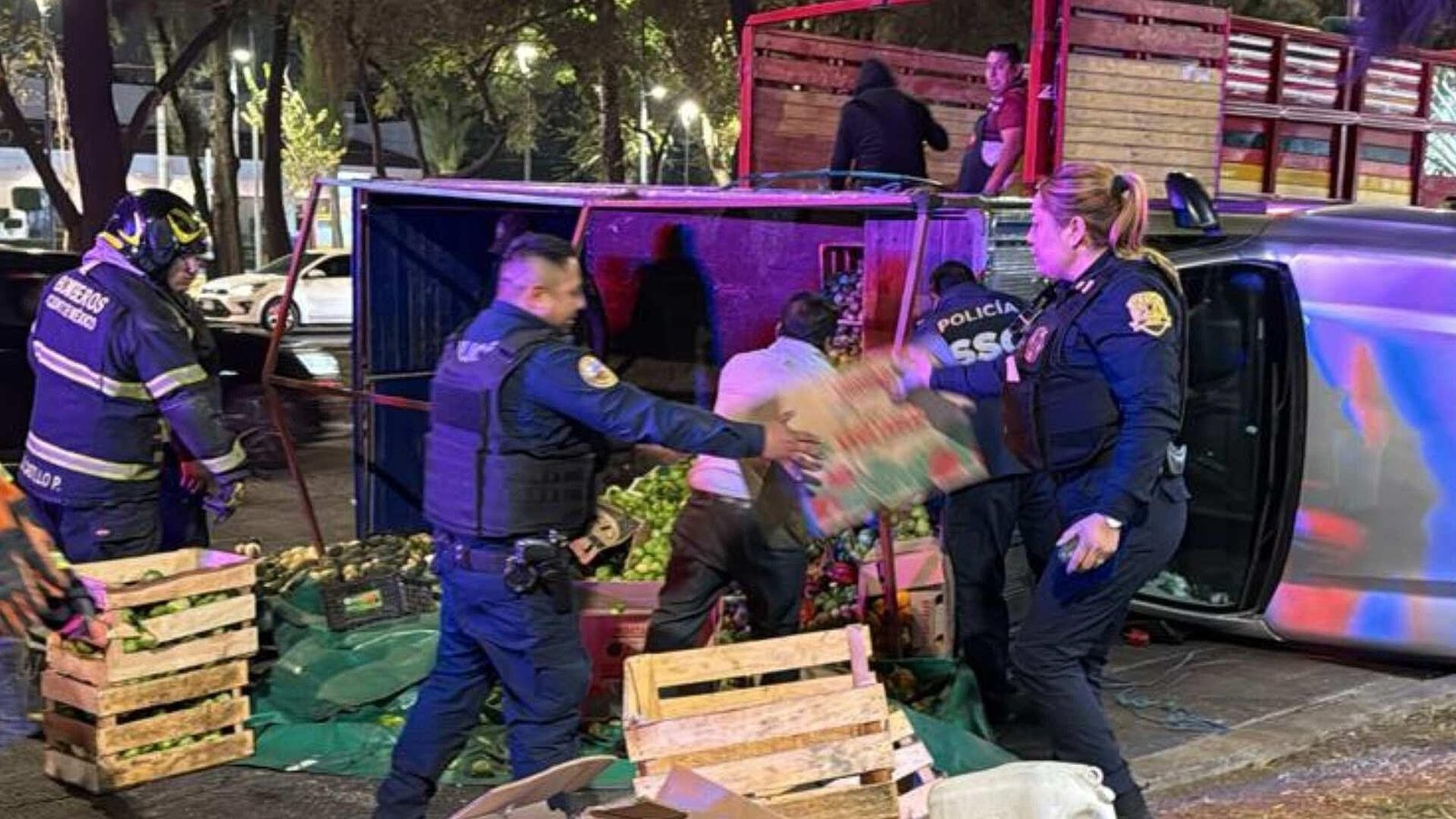 Vuelca camioneta de dos toneladas en Circuito Interior, Ciudad de México video 1475347 snapshot