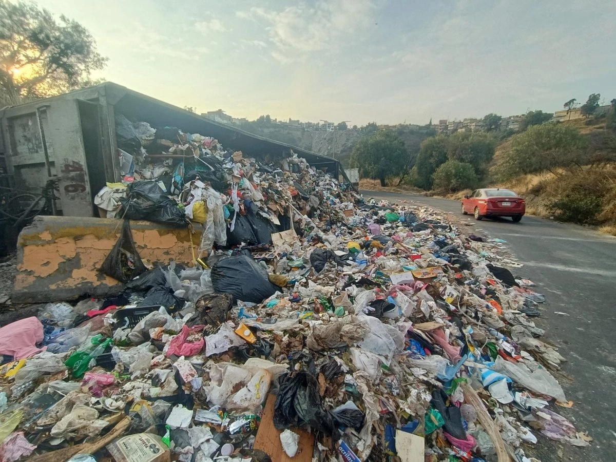 volcadura de tractocamion de basura y choque de una unidad afectan carreteras en edomex 6e98f1eb 617c 453a a6b4 8971e567ee21 medialjnimgndimage=fullsize