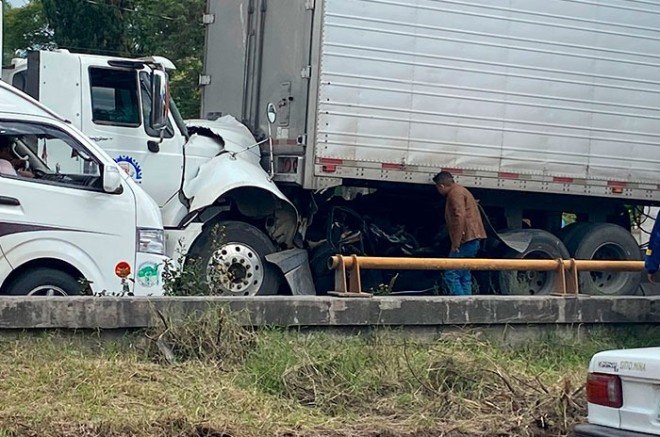 Choque entre tráiler y auto particular deja dos muertos en la carretera México-Texcoco choque entre tráiler y auto