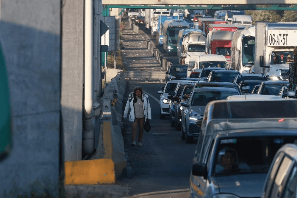 Paro de transportistas provoca caos en la México-Toluca cierre vial