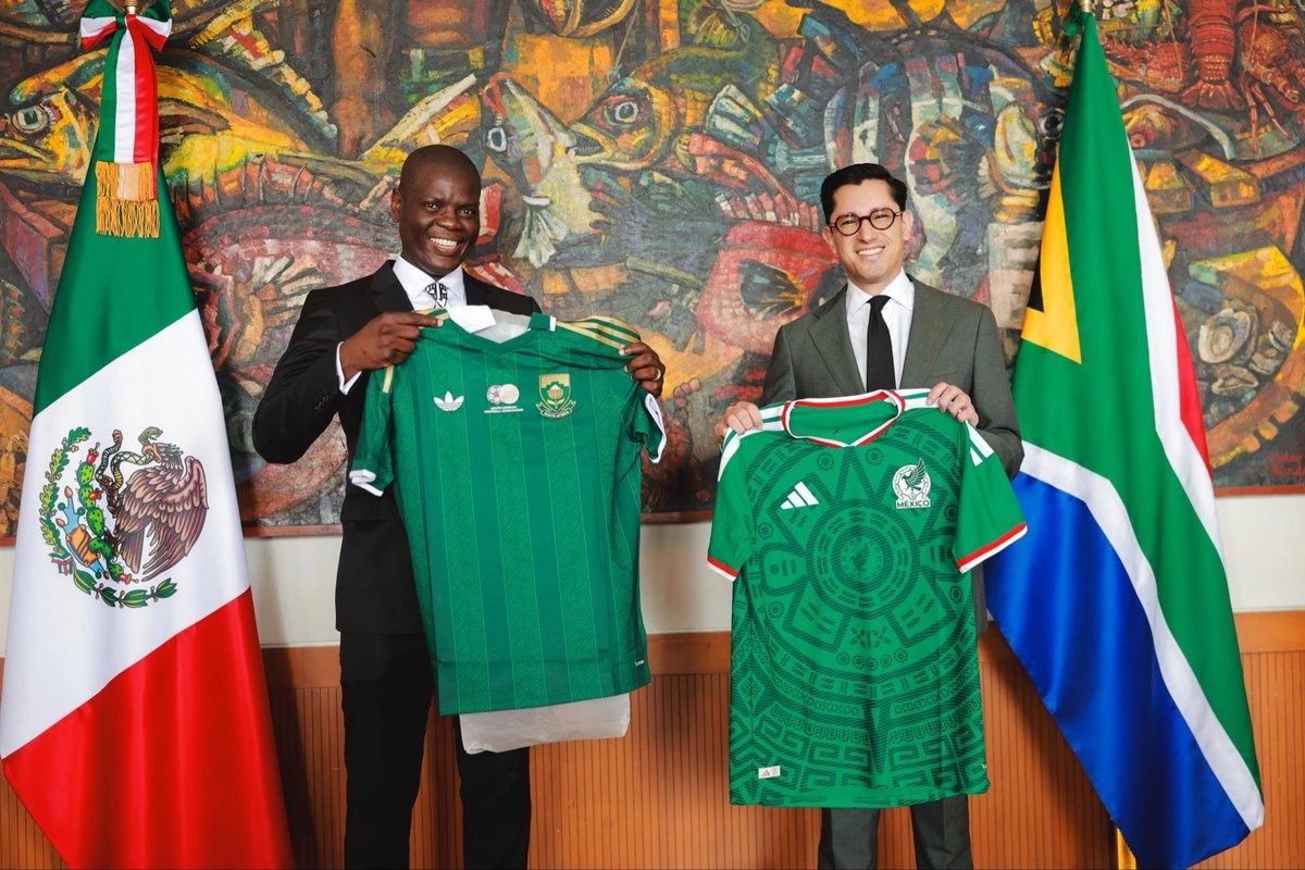 el canciller roberto velasco recibe a su par sudafricano previo a que ambas selecciones inauguren el mundial bc96947b a86d 416f b68c b97301b9ab70 medialjnimgndimage=fullsize