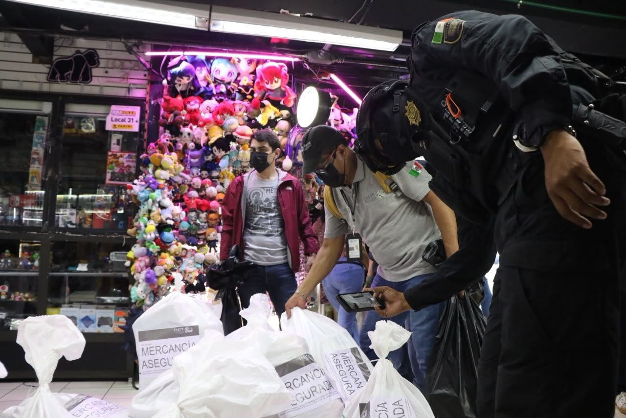 Aseguran mercancía por más de 1.2 mdp en Friki Plaza, Fan Center y Plaza Meave img 20260929 wa0104